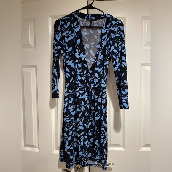 BCBGMaxAzria Dresses & Skirts - Chic Black & Blue Wrap Dress with Leaf Print – Size S BCBG